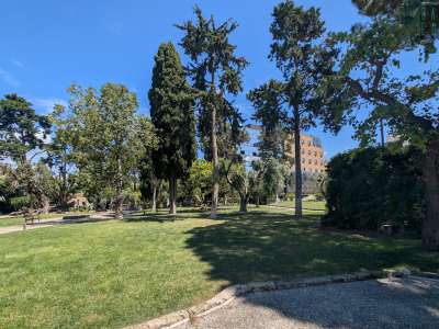 Qui il giardino si allarga in un enorme parco di oltre 23.000 metri quadri che circonda tutto l�edificio